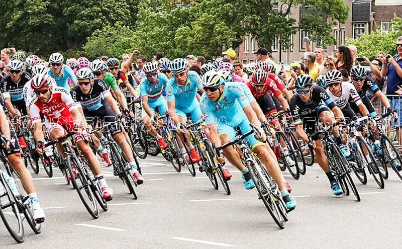 28圈.ccmpc颐驰 06揭秘足球运动员高峰喝啤酒视频：饮酒背后的真相曝光